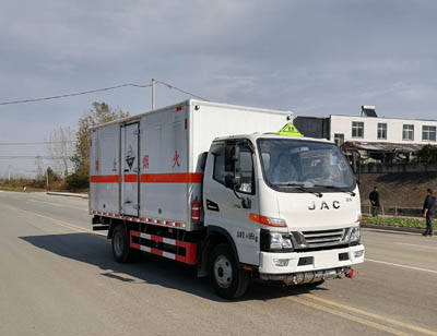 大力牌DLQ5040XFWHFC6型腐蝕性物品廂式運(yùn)輸車