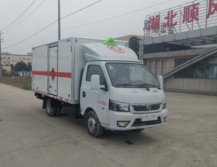 順風(fēng)智造牌SFZ5035XRYE6型易燃液體廂式運輸車