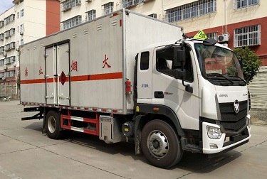 程力威牌CLW5181XRYB6型易燃液體廂式運輸車