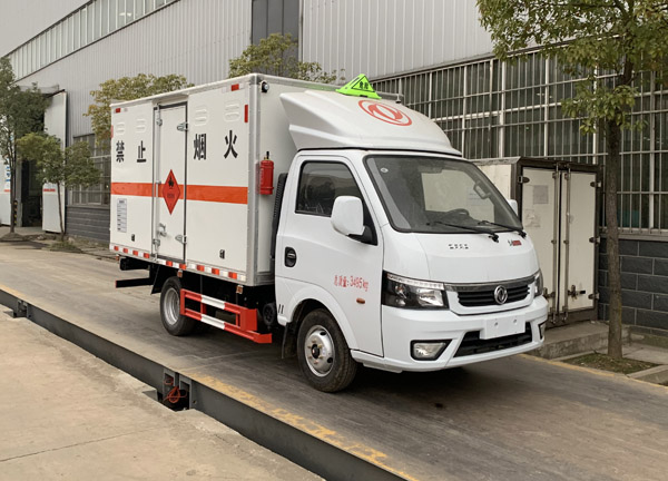 楚飛牌CLQ5030XRY6E型易燃液體廂式運(yùn)輸車