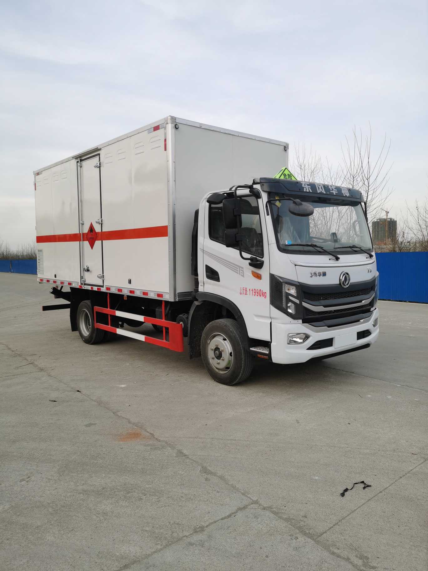 順風智造牌SFZ5126XRYE6型易燃液體廂式運輸車