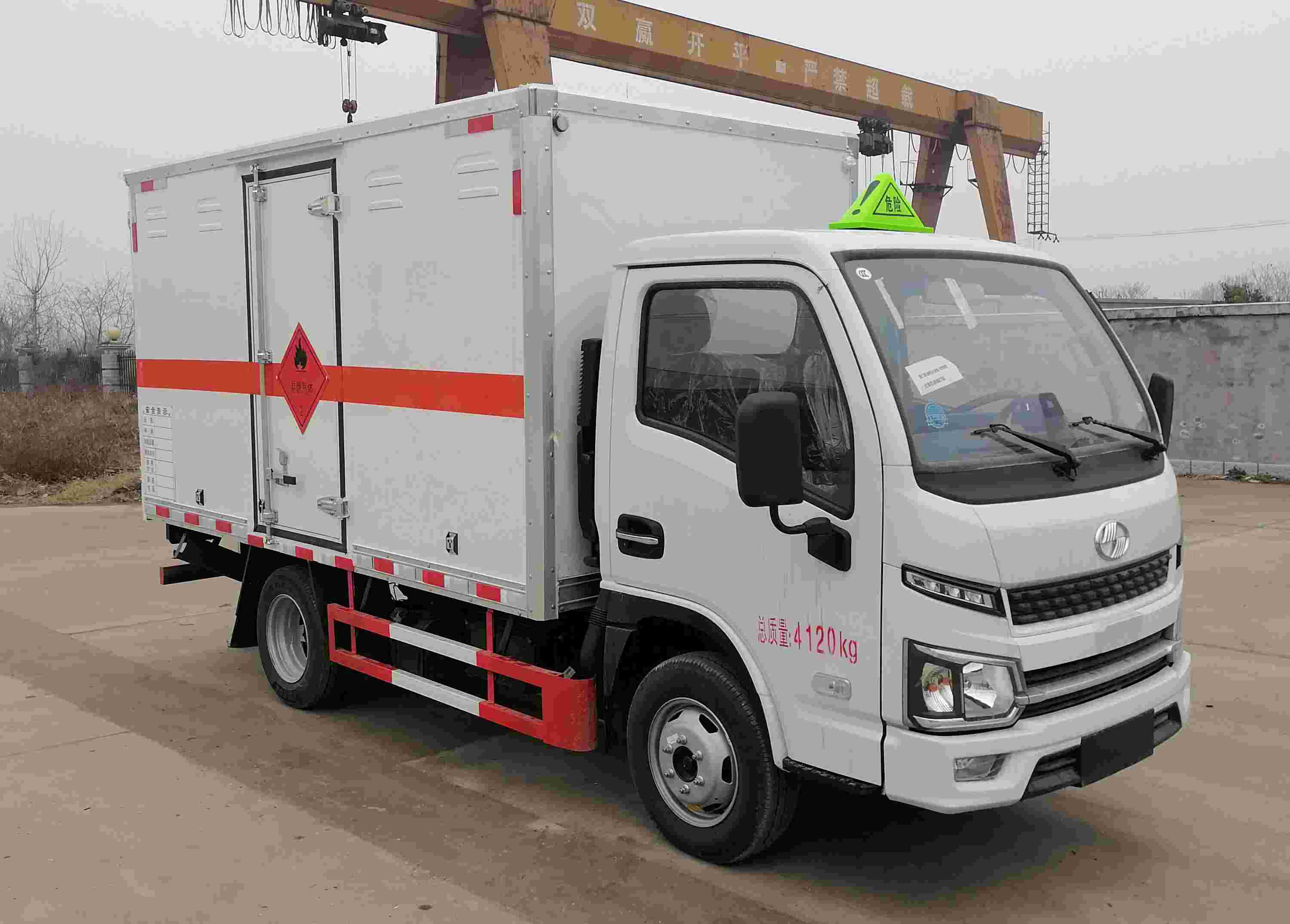 順風智造牌SFZ5040XRQS6型易燃氣體廂式運輸車