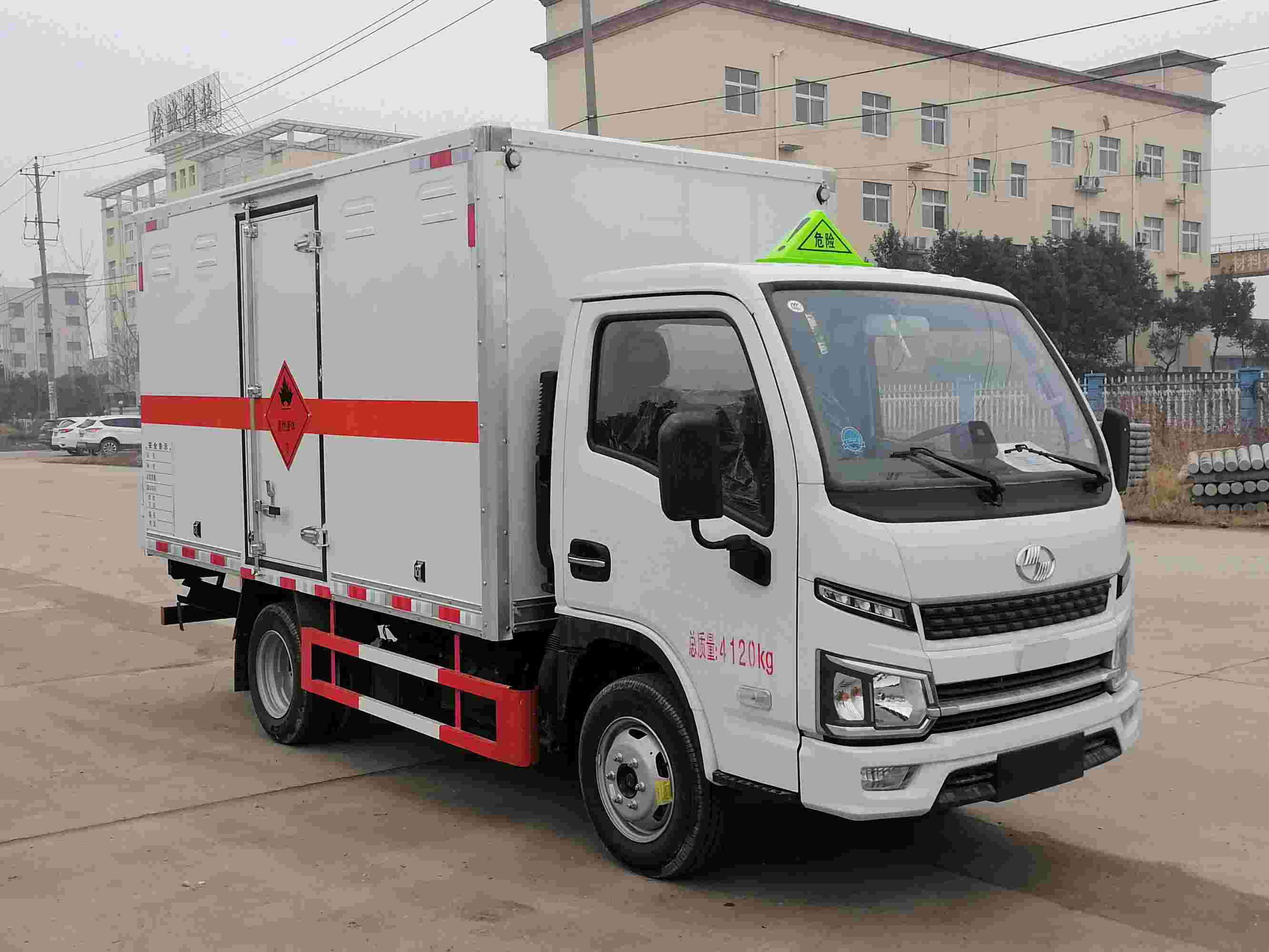 順風智造牌SFZ5040XRYS6型易燃液體廂式運輸車