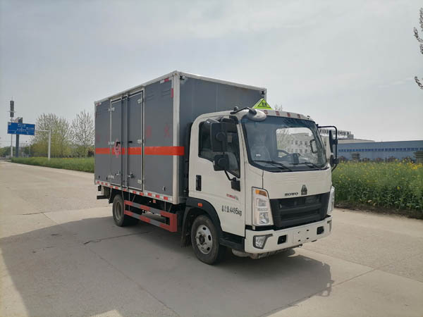 大力牌DLQ5041XRGZZ6型易燃固體廂式運(yùn)輸車(chē)